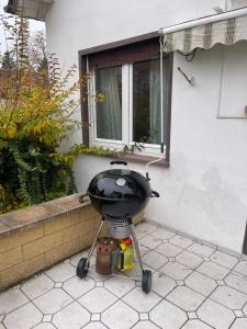 una griglia seduta di fronte a una casa di Projektunterkunft Wörth nähe MIRO - Mercedes Benz - Dachser a Wörth am Rhein