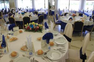 Reštaurácia alebo iné gastronomické zariadenie v ubytovaní Hotel Alfar