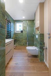 une salle de bain avec une douche, des toilettes et un lavabo dans l'établissement Birstonas Rent, à Birštonas 19 autres photos