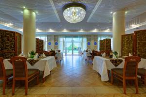 Reštaurácia alebo iné gastronomické zariadenie v ubytovaní Hotel Chabrowy Dworek
