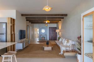 Μια τηλεόραση ή/και κέντρο ψυχαγωγίας στο Beachfront Luxury Apartment- Poste La Fayette