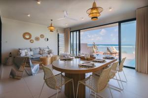 Χώρος καθιστικού στο Beachfront Luxury Apartment- Poste La Fayette