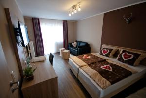 ein Schlafzimmer mit einem Bett und einem Stuhl in einem Zimmer in der Unterkunft Schenk´s Landgasthof in Amorbach