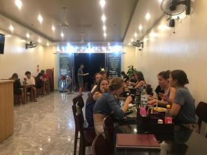 Restaurace v ubytování Anh Như Hostel Cat Ba