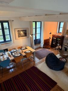 un soggiorno con tavolo, sedie e camino di Maison de charme près de Genève, vue et terrasse - idéal familles! a Étrembières