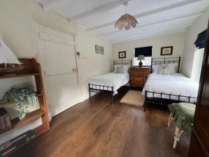 Katil atau katil-katil dalam bilik di Rosebank Cottage
