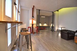 una sala de estar con un sofá y una mesa en Far Home Atocha, en Madrid