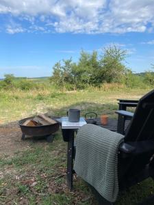 stół, krzesło, stół i wanna w obiekcie L'Envolée Ecolodge, tiny house au coeur des vignes w mieście Loches-sur-Ource