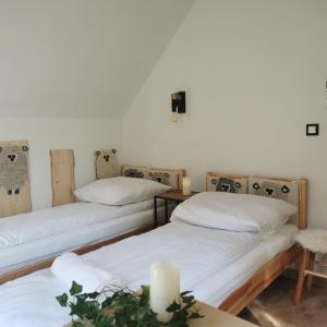 En eller flere senge i et værelse på Domek Za Skałą