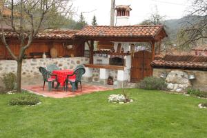 A garden outside Guest House Bolyarka
