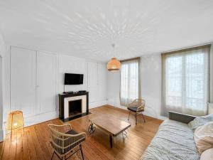 TV a/nebo společenská místnost v ubytování Le Refuge Châlonnais - City Centre, Wifi, Parking + 12 fotografií