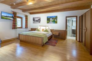 Ein Bett oder Betten in einem Zimmer der Unterkunft Gasthof Maria Kirchental