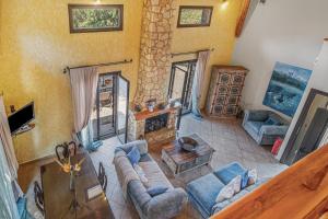 ein Wohnzimmer mit Sofa und Kamin in der Unterkunft Villa Acqua, a luxury villa with private pool, 10 mins drive from the beach in Marantochori