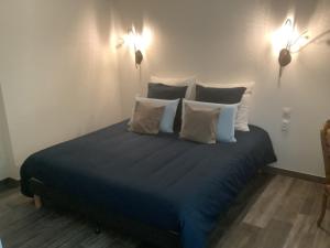 Ένα ή περισσότερα κρεβάτια σε δωμάτιο στο Domaine des Trois Sorciers