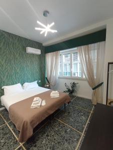 um quarto com uma cama com toalhas em Tiffany & Babylon Luxury Stay em Nápoles