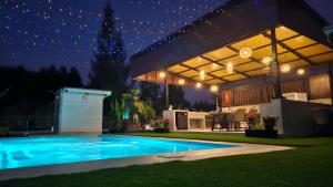 班昌My Second home的后院的游泳池,带凉棚