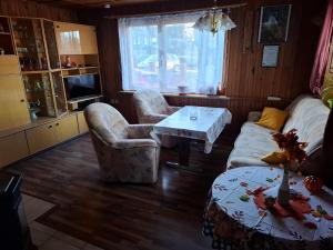 Una sala de estar con dos sofás y una mesa. en Ferienwohnung Kupfer, en Schmiedefeld am Rennsteig