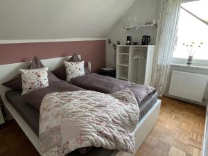 a bedroom with two beds and a window at Gästehaus Schorn in Zell an der Mosel