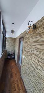 a room with a wall with a wooden floor at Apartament Anahita in Sinaia