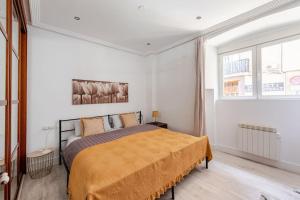 レンテリアにあるApartamento Orereta near San Sebastiánの白い部屋にあるベッドのある寝室
