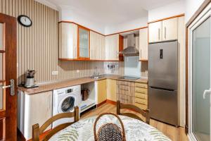 レンテリアにあるApartamento Orereta near San Sebastiánのキッチン(洗濯機、乾燥機付)