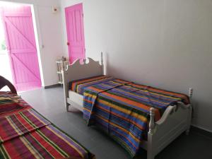 Un pat sau paturi într-o cameră la Bungalow charmant au Moule avec vue sur jardin