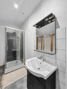 Bilik mandi di Cachette Champenoise - Downtown, Wifi , 2 pers +8 gambar