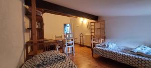 Łóżko lub łóżka w pokoju w obiekcie Grande maison de montagne rénovée, du charme