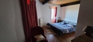 Łóżko lub łóżka w pokoju w obiekcie Grande maison de montagne rénovée, du charme