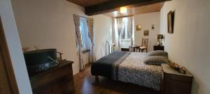 Łóżko lub łóżka w pokoju w obiekcie Grande maison de montagne rénovée, du charme