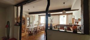 Restauracja lub miejsce do jedzenia w obiekcie Grande maison de montagne rénovée, du charme