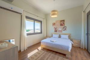 Postel nebo postele na pokoji v ubytování Charming 2-Lvl 3BR Lagoon Home in Shedwan El Gouna, Pool Access