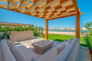 Posezení v ubytování Charming 2-Lvl 3BR Lagoon Home in Shedwan El Gouna, Pool Access