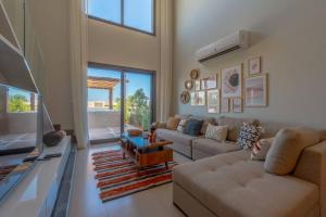 Posezení v ubytování Charming 2-Lvl 3BR Lagoon Home in Shedwan El Gouna, Pool Access