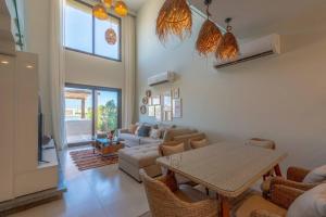Posezení v ubytování Charming 2-Lvl 3BR Lagoon Home in Shedwan El Gouna, Pool Access