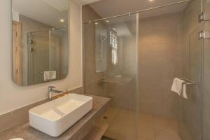 Koupelna v ubytování Charming 2-Lvl 3BR Lagoon Home in Shedwan El Gouna, Pool Access