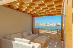 Balkón nebo terasa v ubytování Charming 2-Lvl 3BR Lagoon Home in Shedwan El Gouna, Pool Access