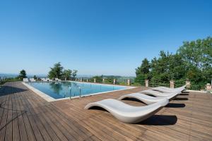 Bazén v ubytování La Madernassa Resort - Casalora Dimora Storica di Charme nebo v jeho okolí