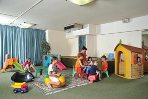 Lapsia, jotka yöpyvät majoituspaikassa Hotel Vittoria
