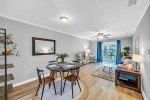 Χώρος καθιστικού στο Honeysuckle - Quiet Condo 2 Beds Free Parking Near UGA