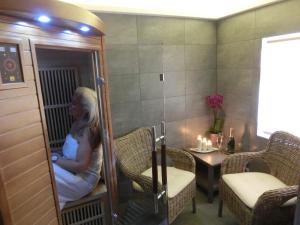 Un pat sau paturi într-o cameră la Dvůr Stráň & Wellness