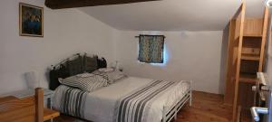 Łóżko lub łóżka w pokoju w obiekcie Grande maison de montagne rénovée, du charme
