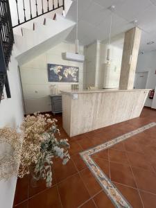 - une cuisine avec un comptoir et quelques fleurs au sol dans l'établissement Villa María Hotel, à San Jose de la Rinconada