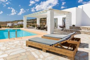 una villa con piscina e chaise longue di Summera family house Drios a Drios