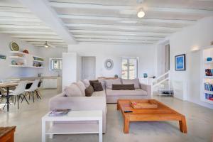 un soggiorno bianco con un divano e un tavolo di Summera family house Drios a Drios