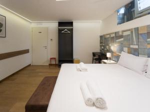 Postel nebo postele na pokoji v ubytování RRRapido Holy Suites and Rooms - Via Sardegna