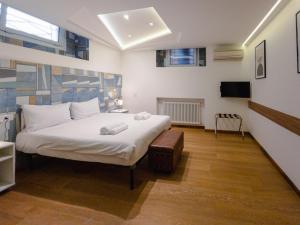 Postel nebo postele na pokoji v ubytování RRRapido Holy Suites and Rooms - Via Sardegna