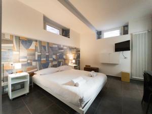 Postel nebo postele na pokoji v ubytování RRRapido Holy Suites and Rooms - Via Sardegna