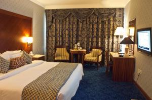 Postel nebo postele na pokoji v ubytování Regent Palace Hotel