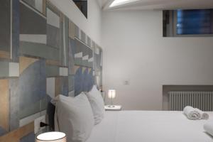 Postel nebo postele na pokoji v ubytování RRRapido Holy Suites and Rooms - Via Sardegna